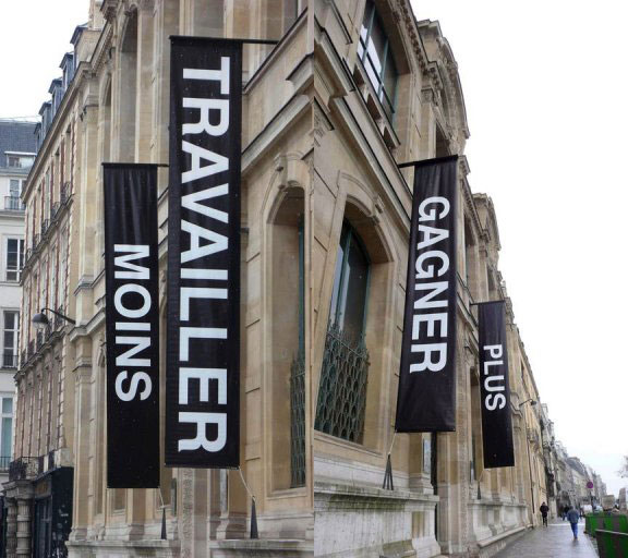 Les bannières de l'artiste chinoise Ko Siu Lan sur la façade des Beaux-Arts à Paris, le 10 février 2010 © AFP
