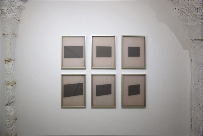 Carré Noir, 2012, 2 cadres de 40 x 60 cm, tirage photographique, 6 cadres de 40 x 30 cm, papier millimétré, carton noir